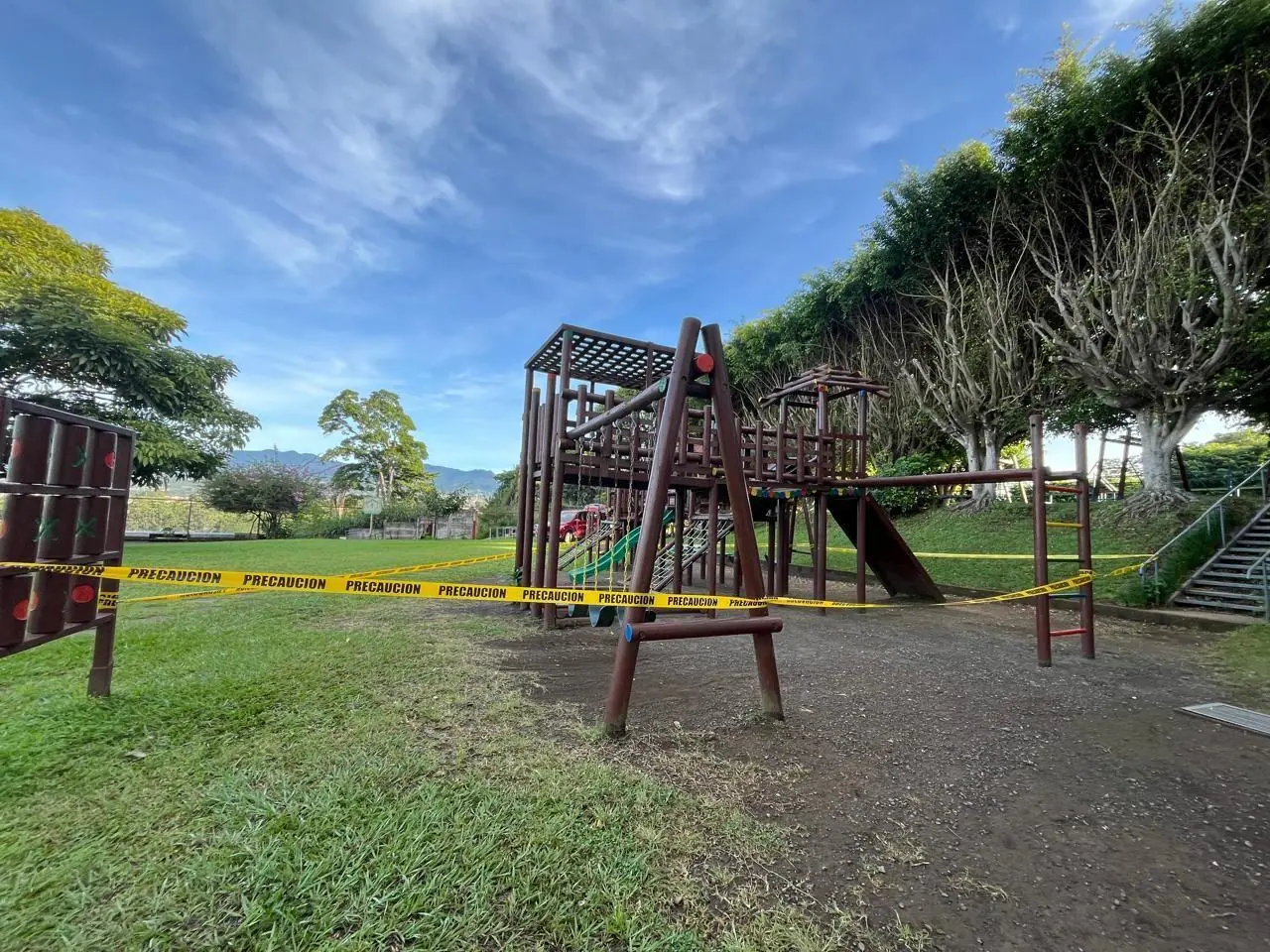 Antes: playground sobre tierra con cinta de precaución
