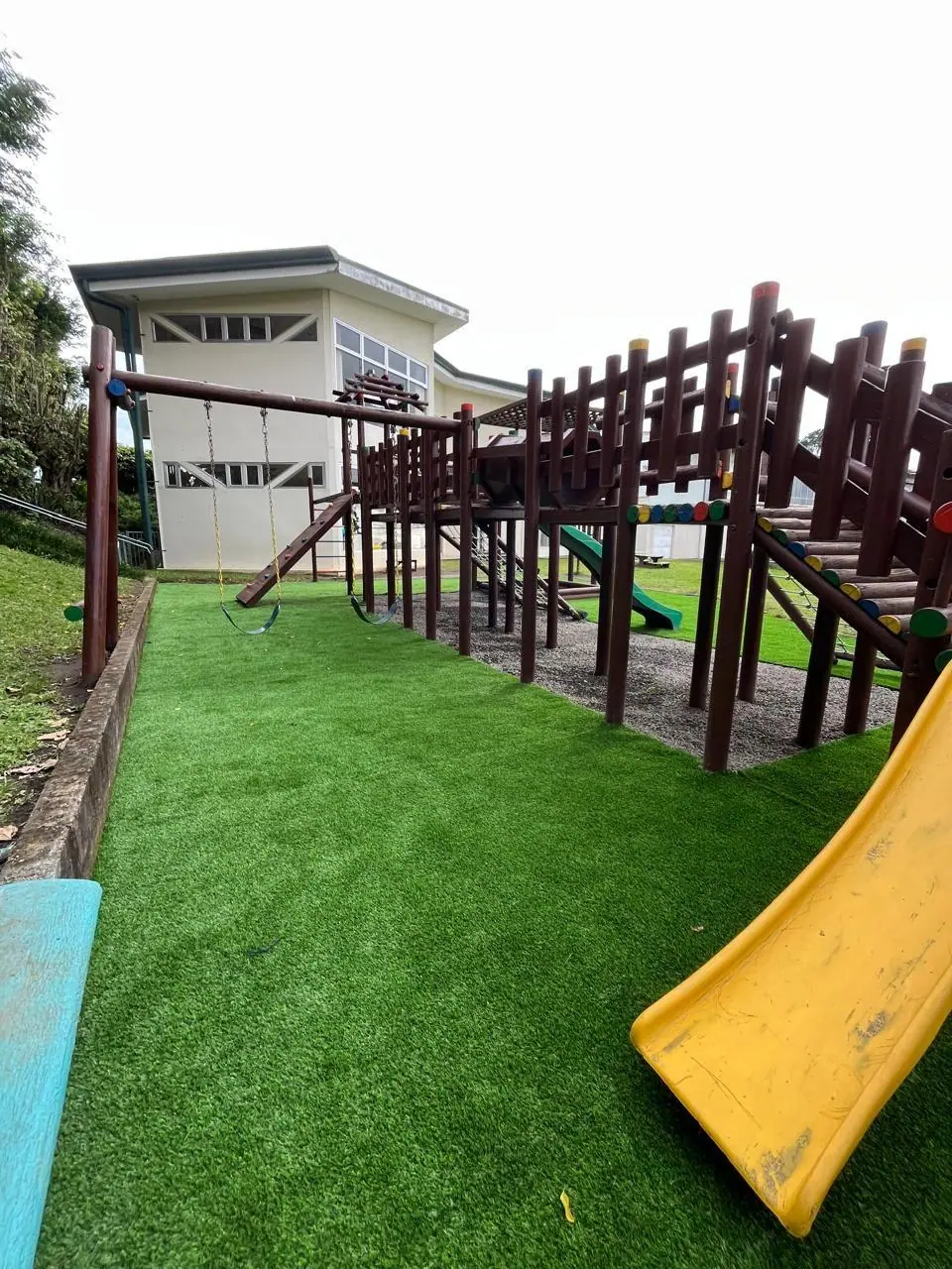 Después: playground con césped artificial de seguridad, por Jardines BR