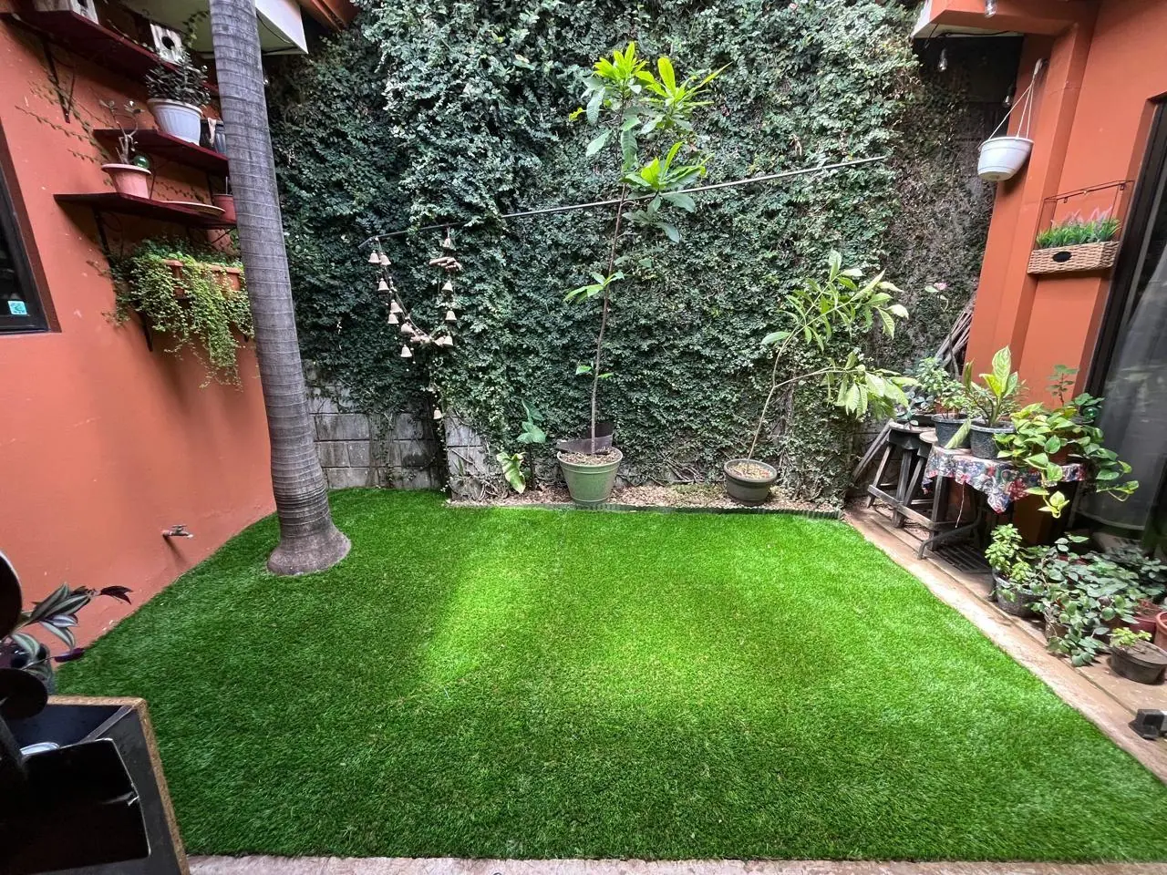 Después: jardín con césped artificial instalado por Jardines BR