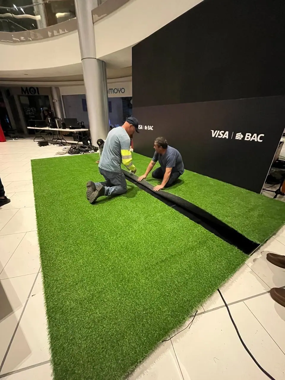 Equipo de Jardines BR instalando césped para un evento corporativo en centro comercial