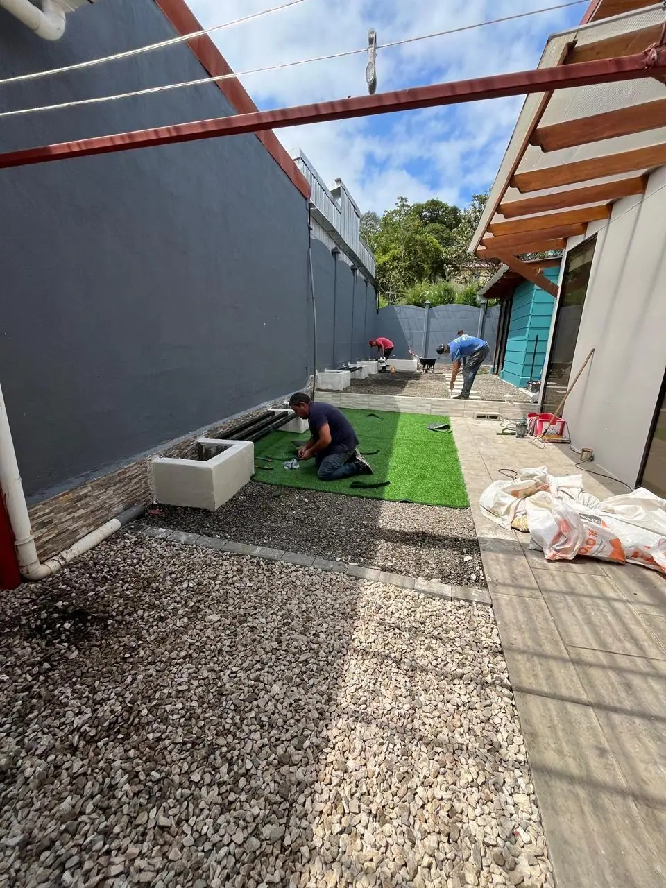 Equipo de Jardines BR instalando césped artificial en un proyecto residencial