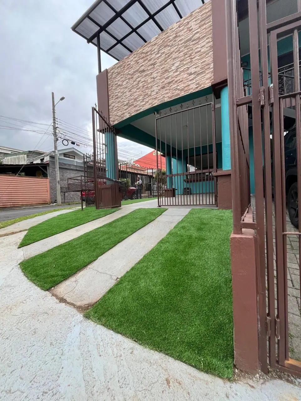 Gradas de acceso comercial decoradas con césped artificial